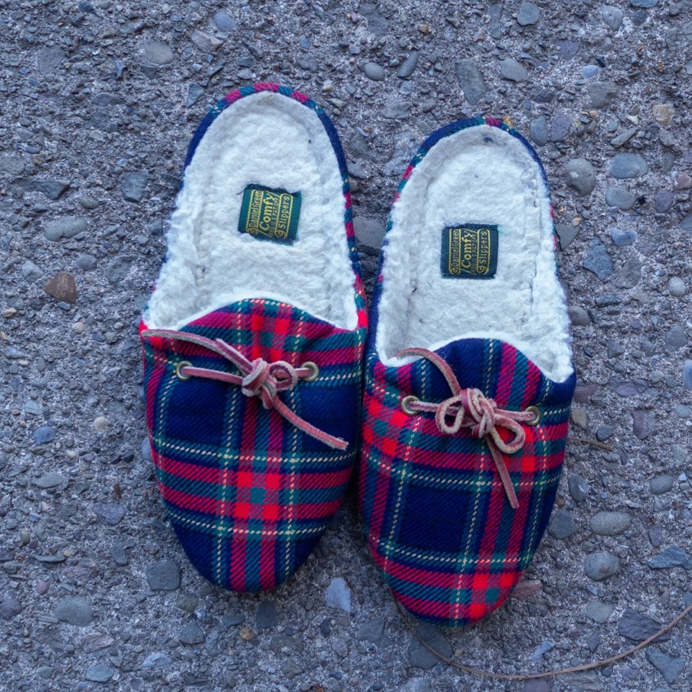 Vintage Daniel Green Comfy Plaid Slippers – Women’s Size 6 (New, Never Worn)